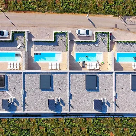 Sleeps 6 With Pool Air Con And Wifi