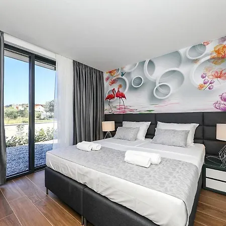 Sleeps 6 With Pool Air Con And Wifi Vila Ugrinici