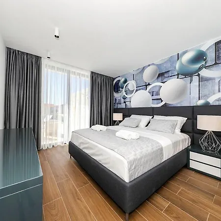 Sleeps 6 With Pool Air Con And Wifi