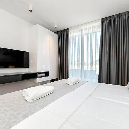 Sleeps 6 With Pool Air Con And Wifi Ugrinici