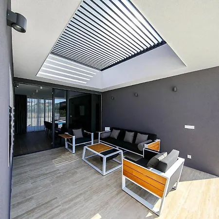 Sleeps 6 With Pool Air Con And Wifi Vila