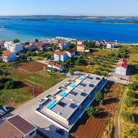 Sleeps 6 With Pool Air Con And Wifi Vila Ugrinici