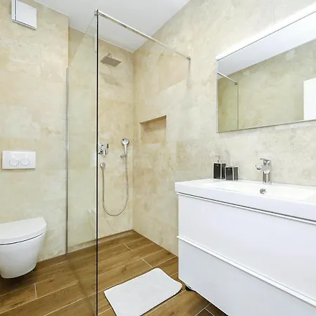 Vila Sleeps 6 With Pool Air Con And Wifi *