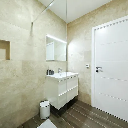 Sleeps 6 With Pool Air Con And Wifi Ugrinici