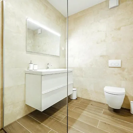 Vila Sleeps 6 With Pool Air Con And Wifi *