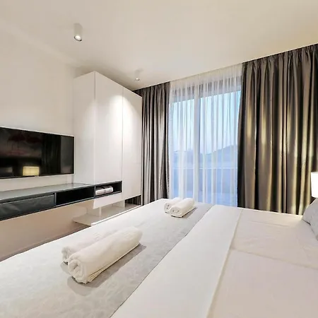 Sleeps 6 With Pool Air Con And Wifi *