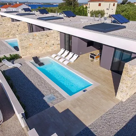 Sleeps 6 With Pool Air Con And Wifi * Ugrinici