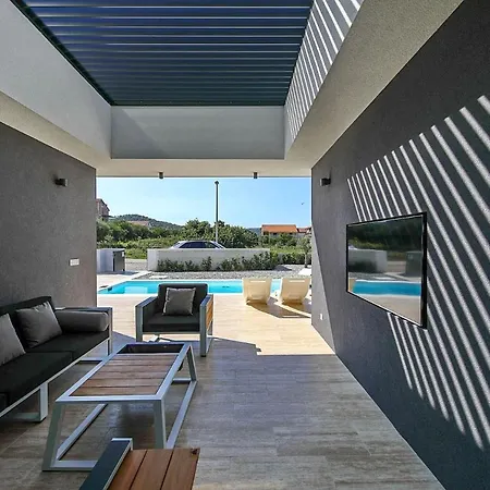 Sleeps 6 With Pool Air Con And Wifi Vila *